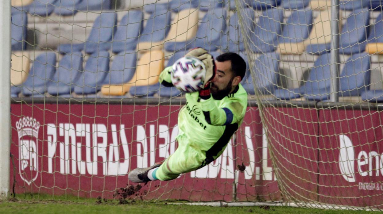 David Gil paró el penalti decisivo para que el Cádiz pasara la segunda eliminatoria en Pontevedra.