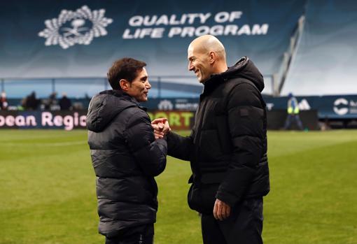 Marcelino y Zidane se saludan en la Rosaleda.