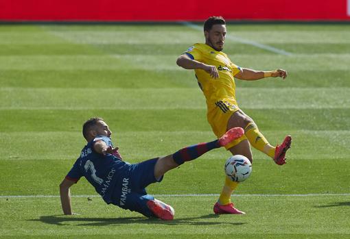 Iza es el lateral derecho titular del Cádiz CF.