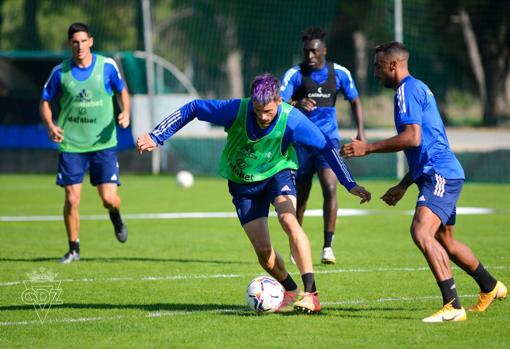 Manuel Nieto, con el balón en los pies, entrenando con el primer equipo del Cádiz CF.