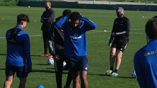 «No es tan difícil jugar de delantero en el Cádiz CF»