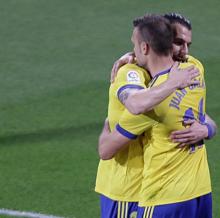 Cala y negredo celebran el empate.