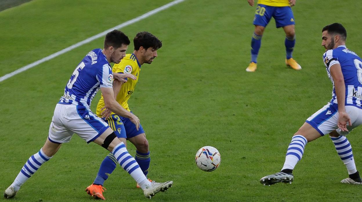 Jairo entre dos jugadores realistas en el partido de la primera vuelta jugado en Carranza.