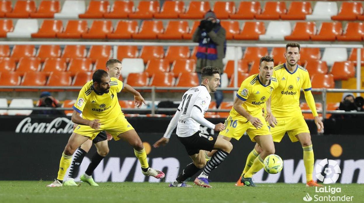 Rubén Sobrino rodeado de jugadores del Cádiz CF en Mestalla.