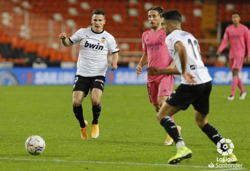 Rubén Sobrino se desmarca en un pase de Kevin Gameiro en el Valencia-Real Madrid.