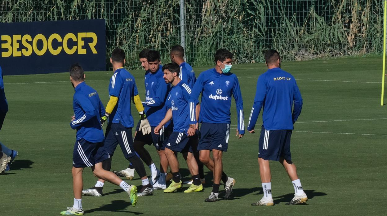 los jugadores del cádiz cf buscan una victoria.