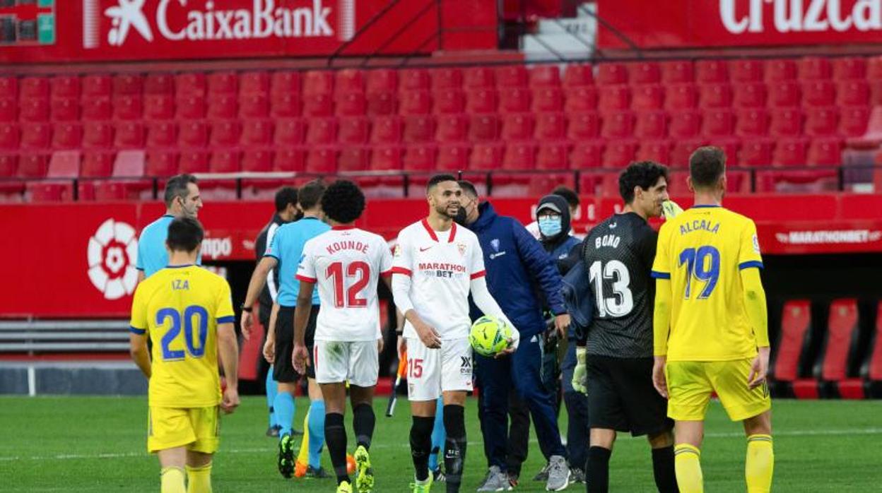 En Nesyri se llevó el balón tras marcar tres goles sin despeinarse.