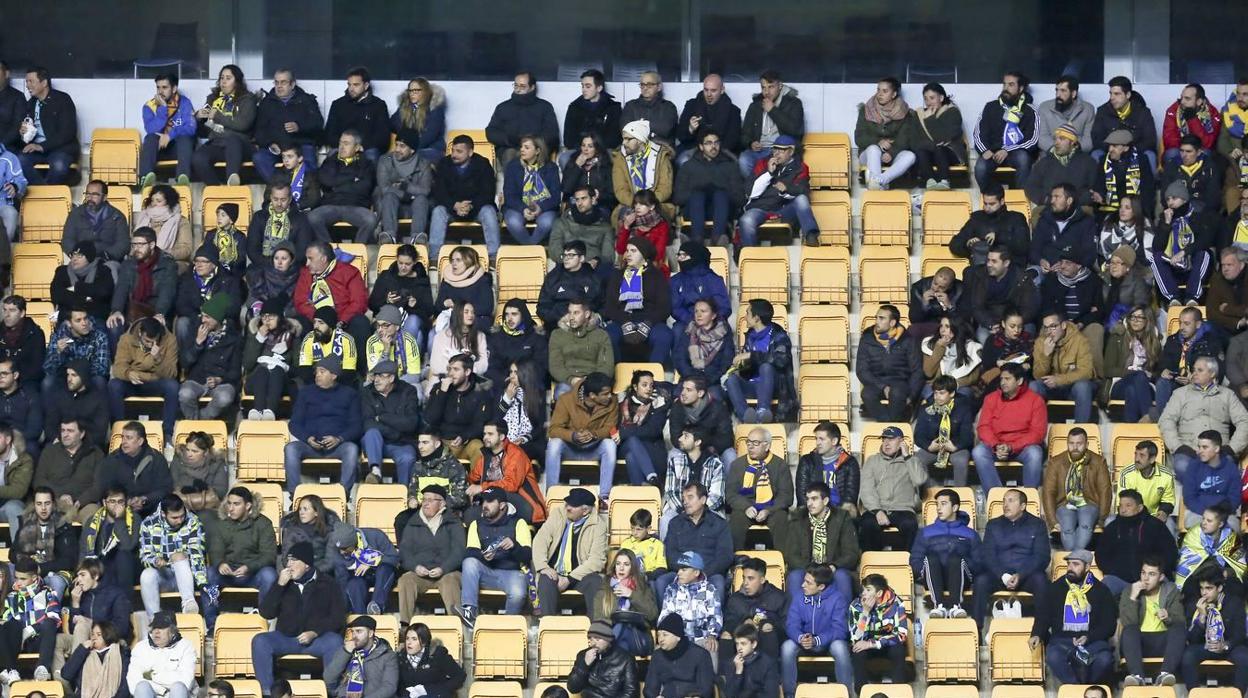 Aficionados del Cádiz en el último partido de la pasada campaña ante el Almería.