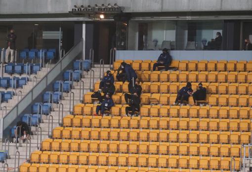 Solo los suplentes y directivos pueden acceder a las gradas del estadio.