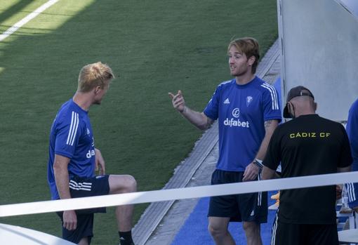 Jens Jonsson junto a Álex en un entrenamiento.