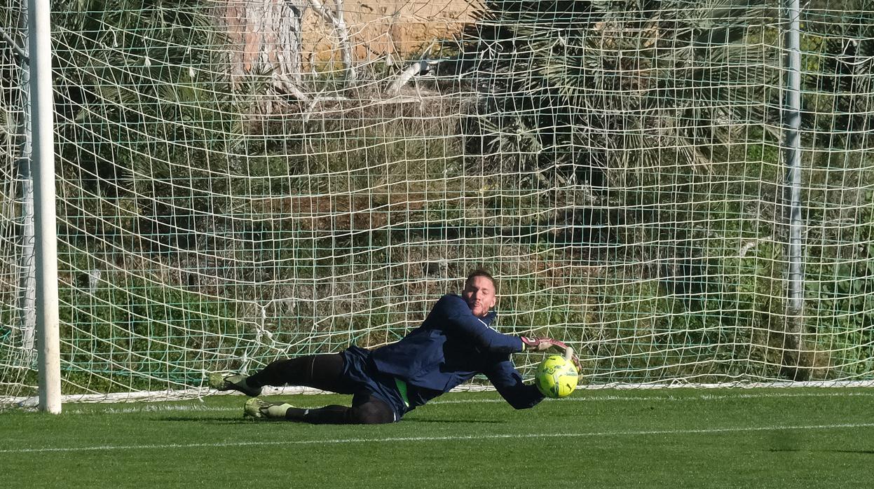 Conan Ledesma, guardameta del Cádiz CF, en un entrenamiento.