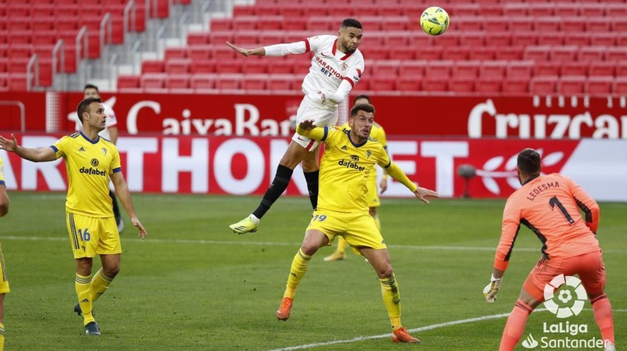 En-Nesyri se impone a Alcalá y marca el 3-0.