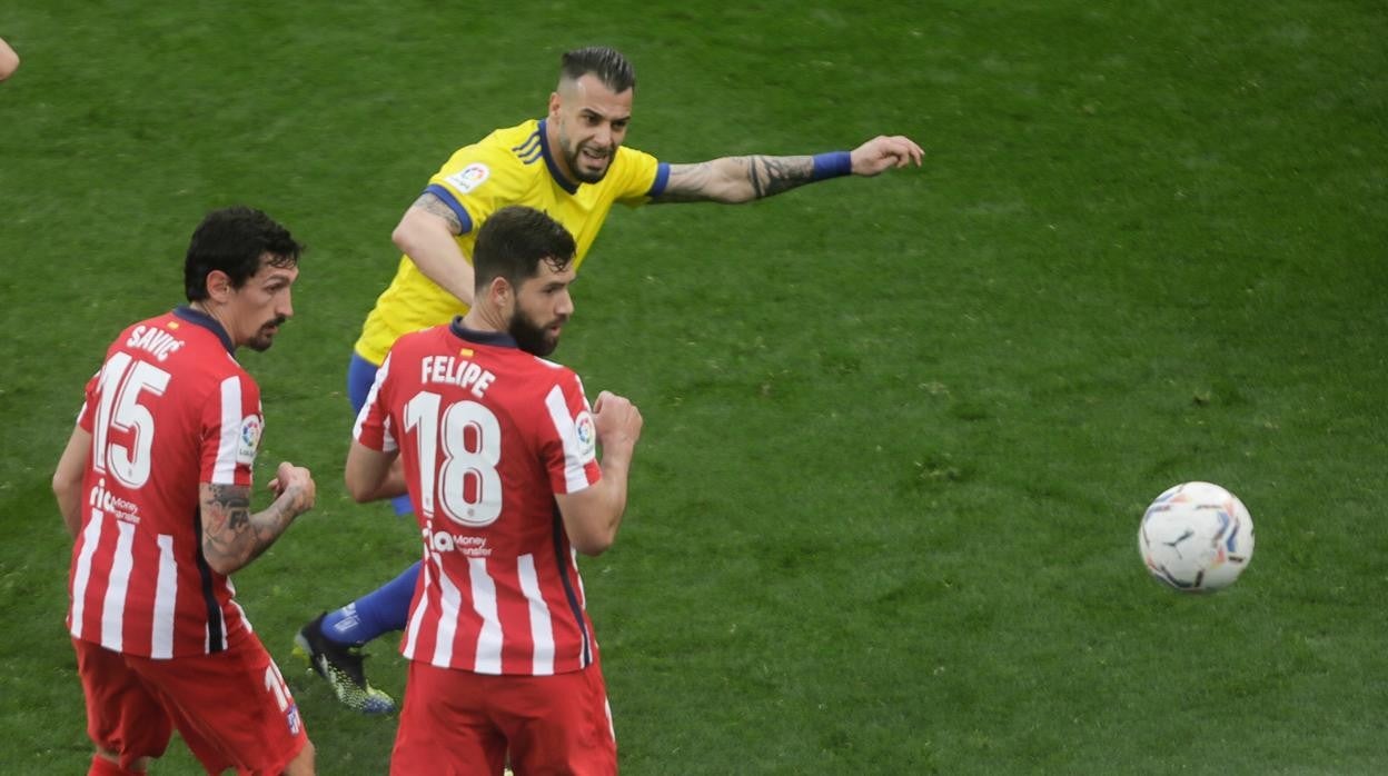 Negredo remata ante Savic y Felipe.