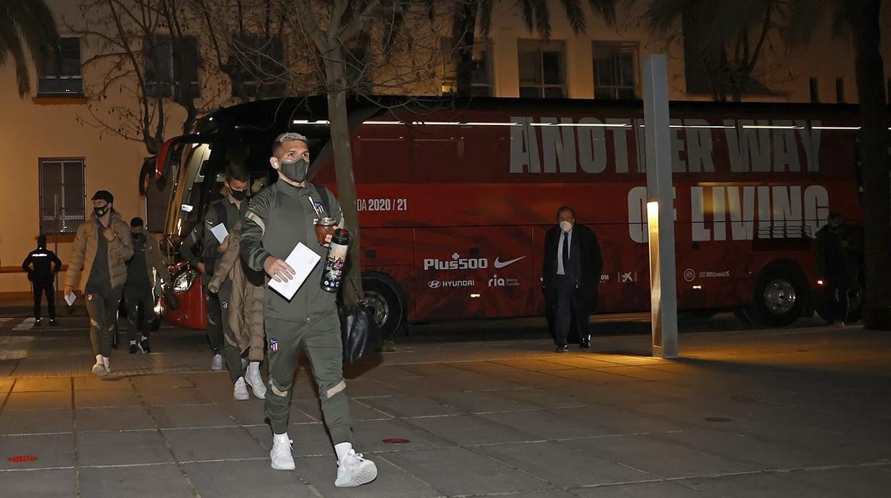 Los jugadores del conjunto colchonero a su llegada al hotel Parador Atlántico de Cádiz.