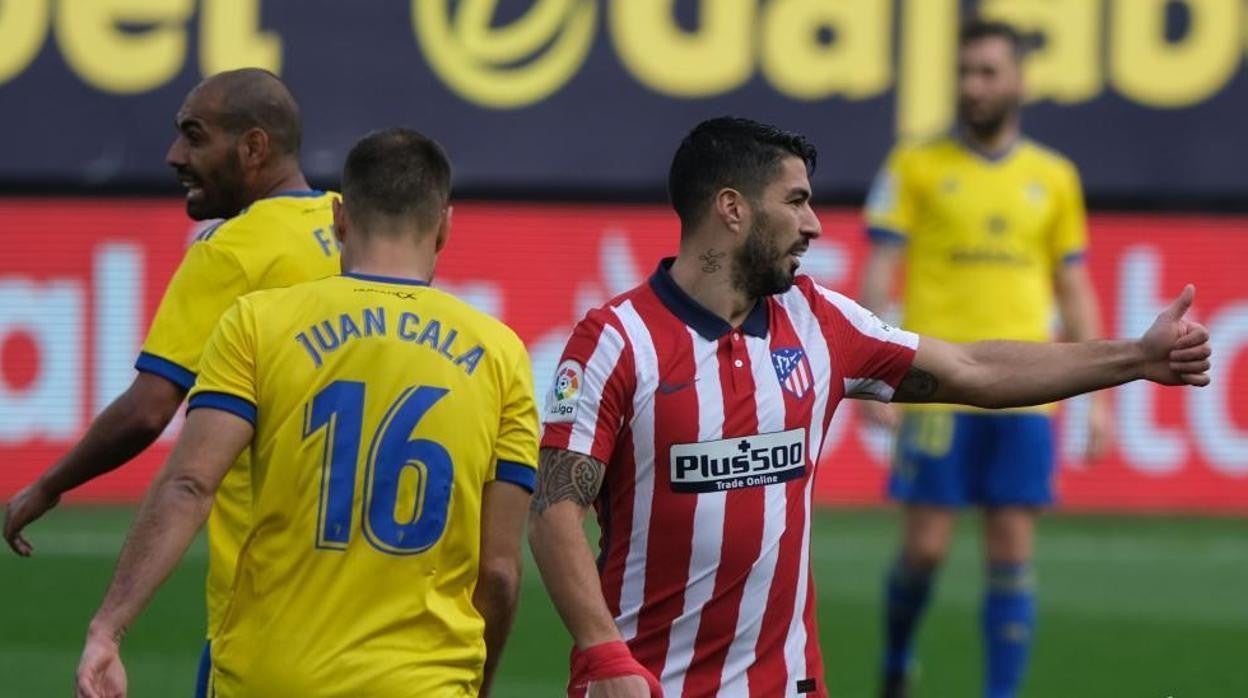 Cala reclamó una falta sobre él en la jugada que acabó con el primer gol del Atlético en Cádiz.