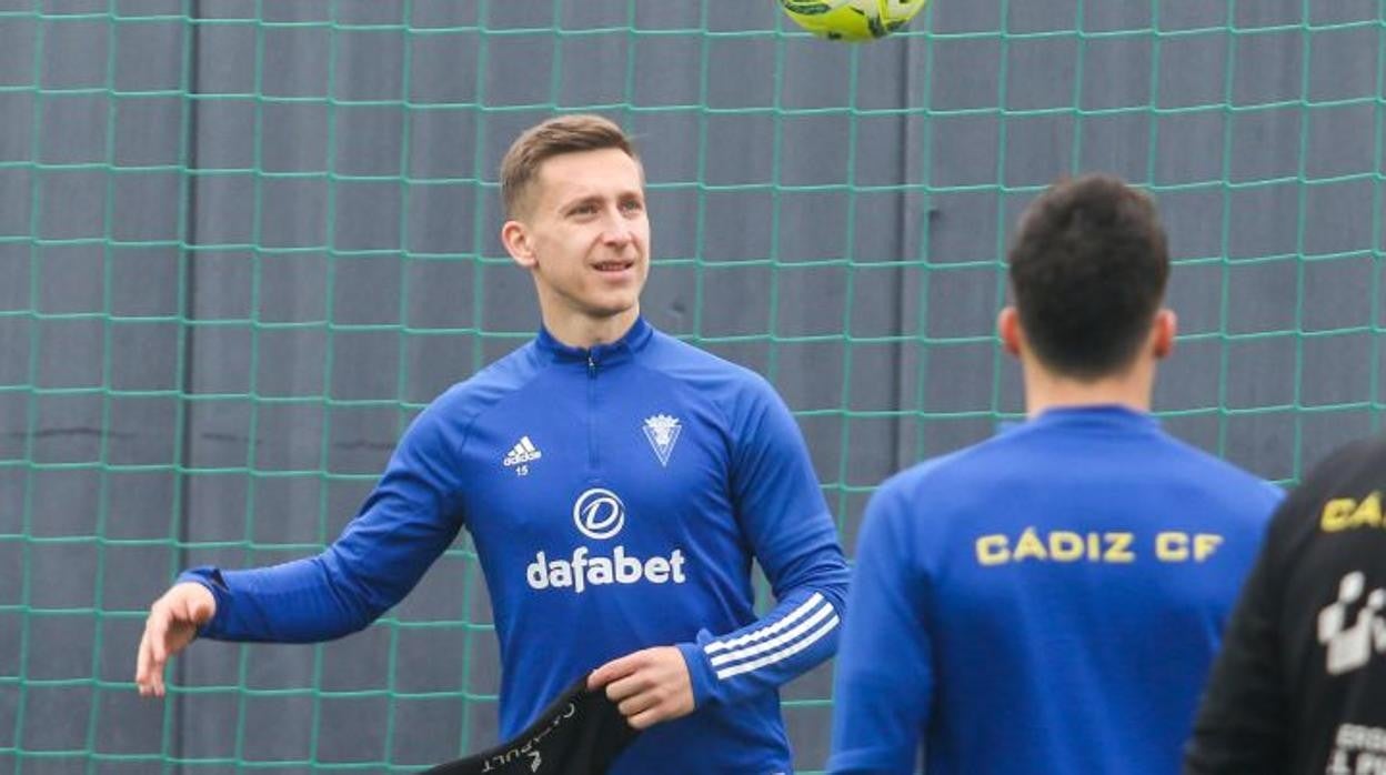 saponjic ya ha debutado con el cádiz cf.