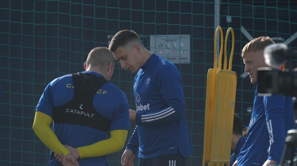 Ivan Saponjic en un entrenamiento con el Cádiz CF.