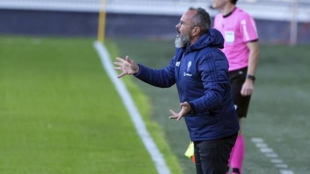 Cervera lo tiene claro: «Ahora mismo nuestra portería es más importante que la otra»