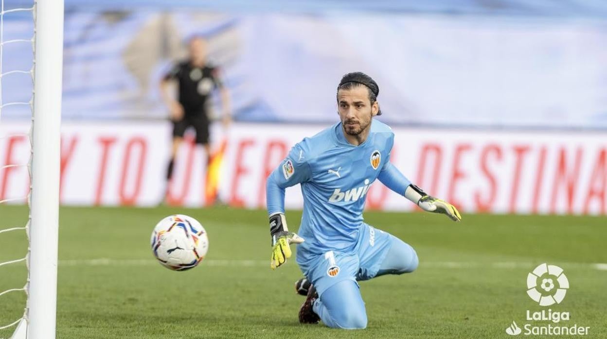 El guardameta Jaume Doménech no pudo evitar la derrota del Valencia ante el Real Madrid (2-0).