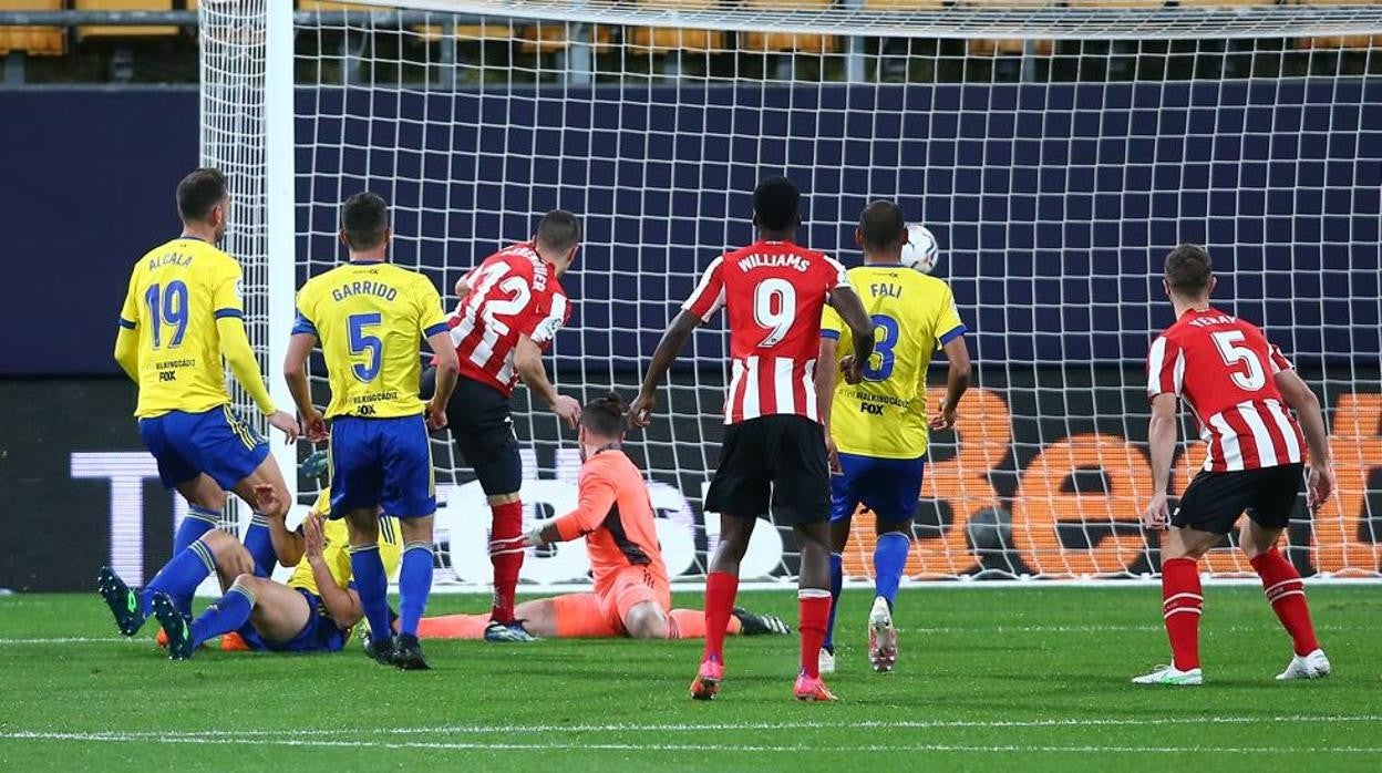 Berenguer anota uno de los goles del Athletic