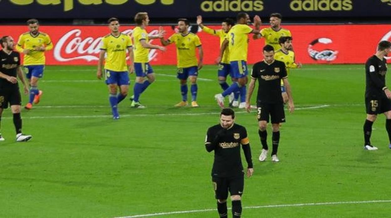 Los cadistas celebran el triunfo ante el Barcelona de Messi en Carranza.