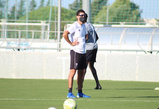 Juanma Pavón durante un entrenamiento con el Cádiz B.