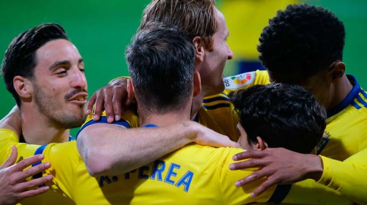 Los jugadores del Cádiz celebran un gol esta temporada