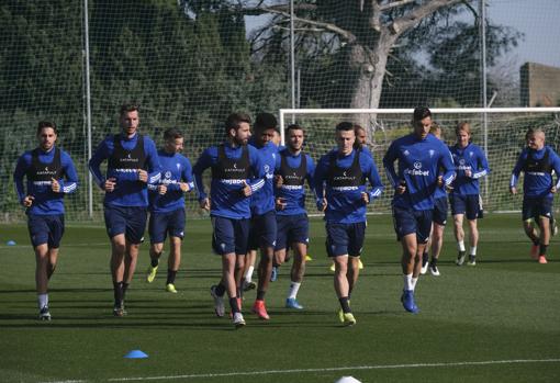 Rubén Sobrino, a la izquierda, durante un entrenamiento con el Cádiz CF.