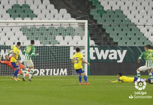 Guido Rodríguez marcó el gol de la victoria ante el Cádiz CF en la primera vuelta de la competición.