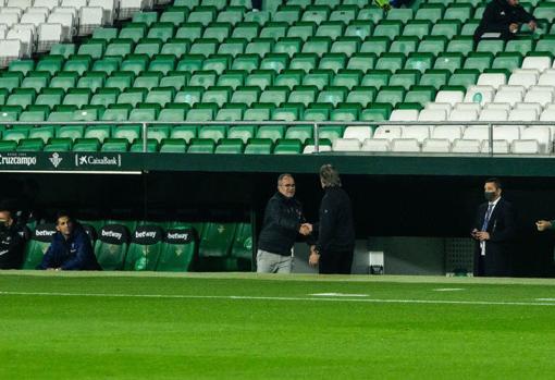 Álvaro Cervera y Manuel Pellegrini se saludan en el encuentro de la primera vuelta de la competición.