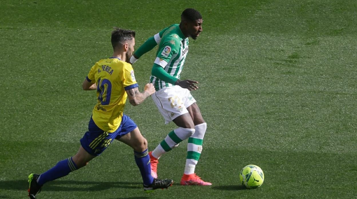 Alberto Perea junto a Emerson durante un lance del Cádiz - Betis.