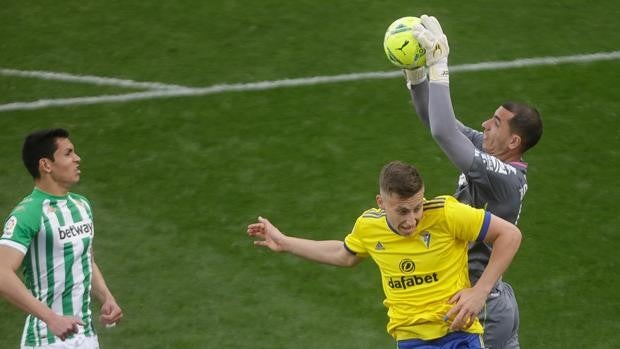 El Cádiz CF se queda a tres del descenso y a cinco del colista