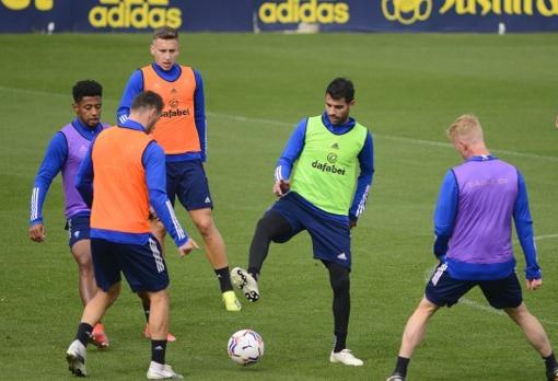 El argentino, junto a algunos compañeros participando en un rondo de entrenamientos.