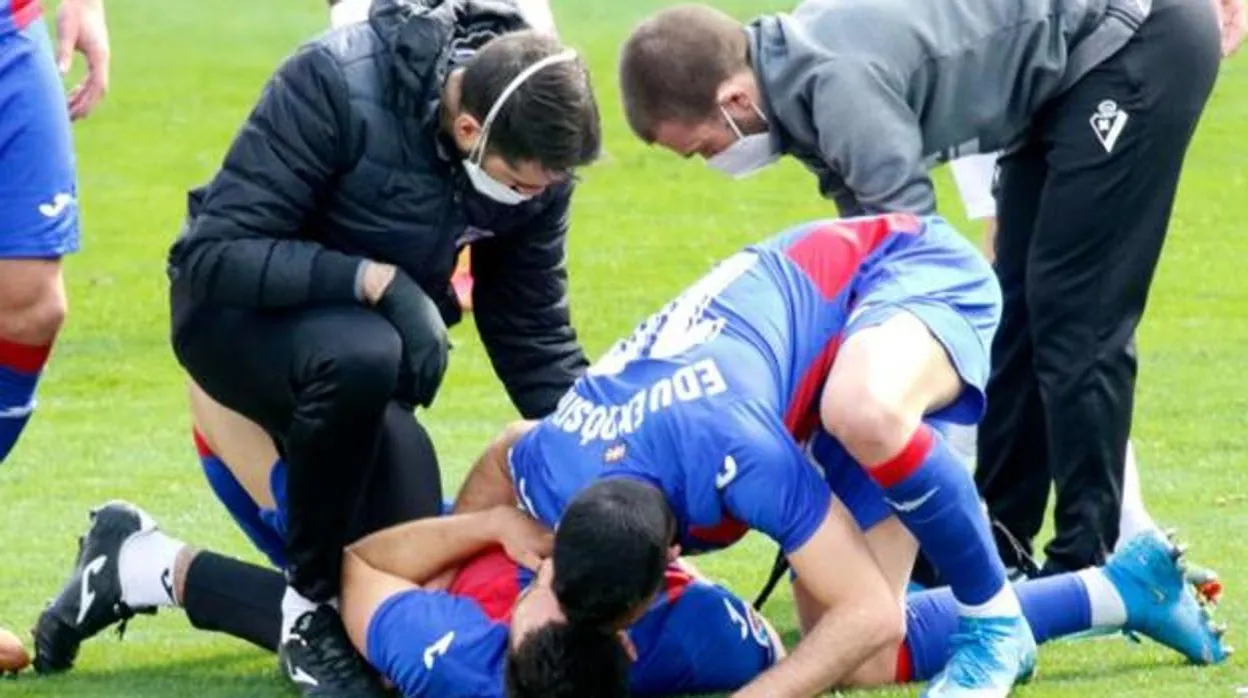 El jugador balear del Eibar se lesionó de manera fortuita en el partido contra el Huesca.