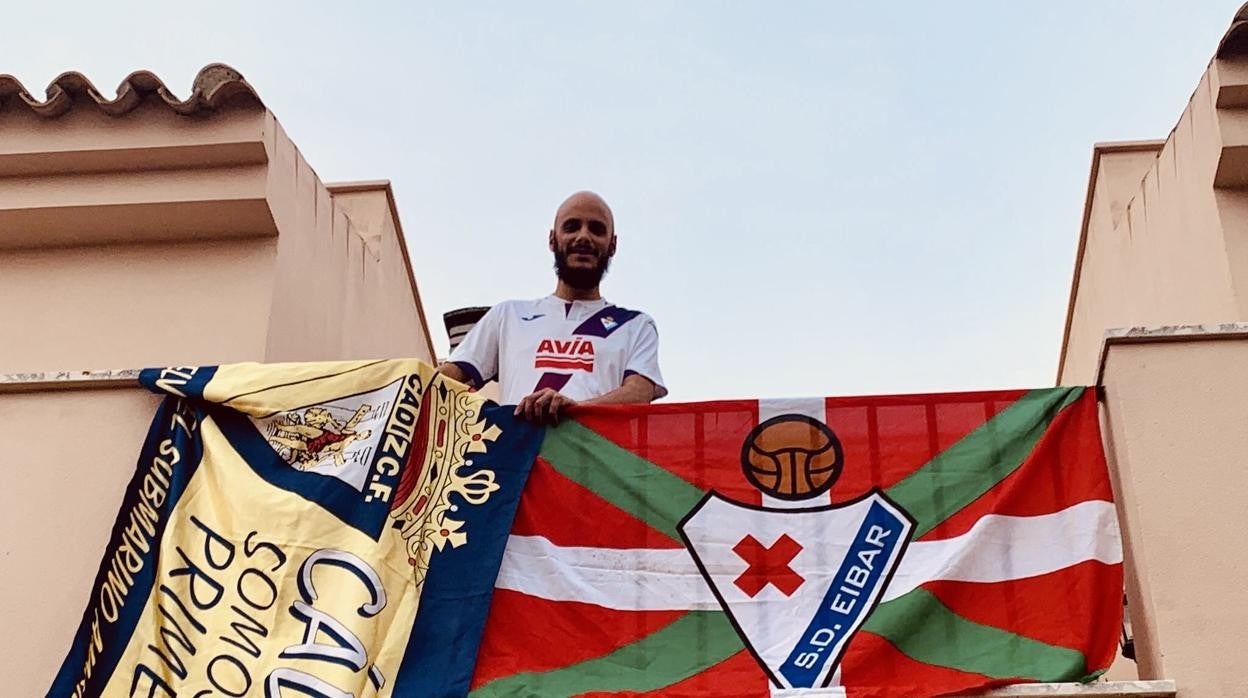 José Carlos Rodríguez con sus banderas de Cádiz y Eibar