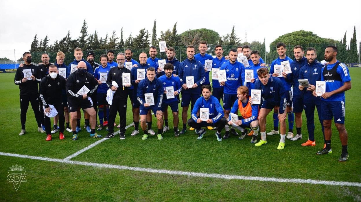 La plantilla del Cádiz CF con el libro de Carlos Matallanas.