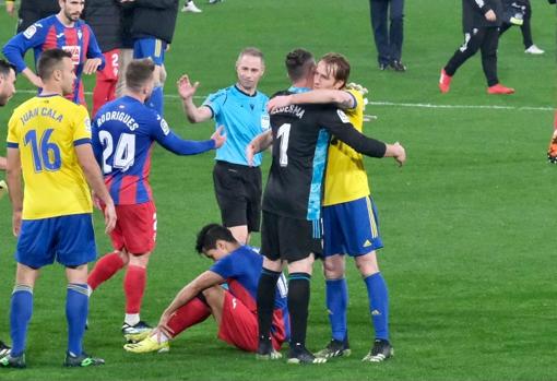 Álex abraza a Ledesma al final del partido.