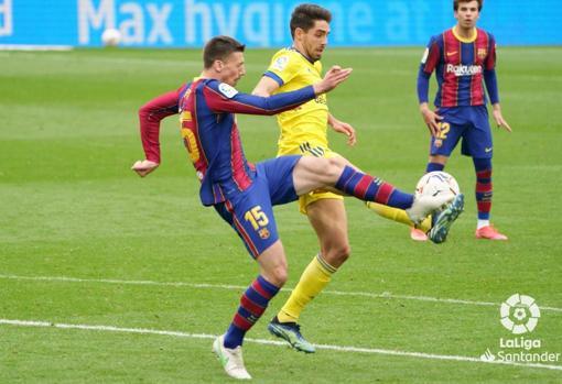 Imagen del penalti de Lenglet a Sobrino en el Camp Nou.