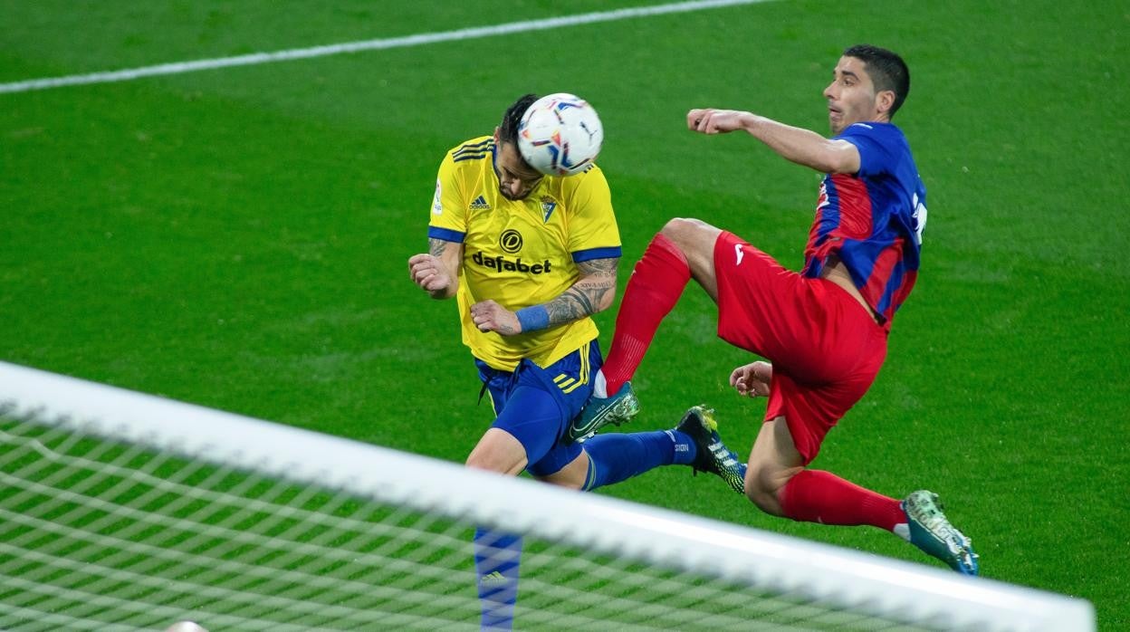 Momento en el que Alvaro Negredo cabecea a gol ante el Eibar.