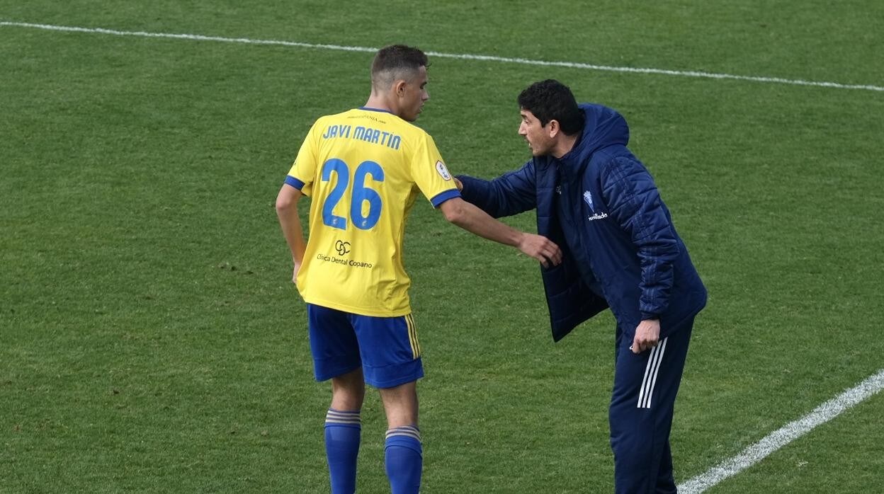 Javi Martín junto a Juanma Pavón, quien era su entrenador en el Cádiz B.