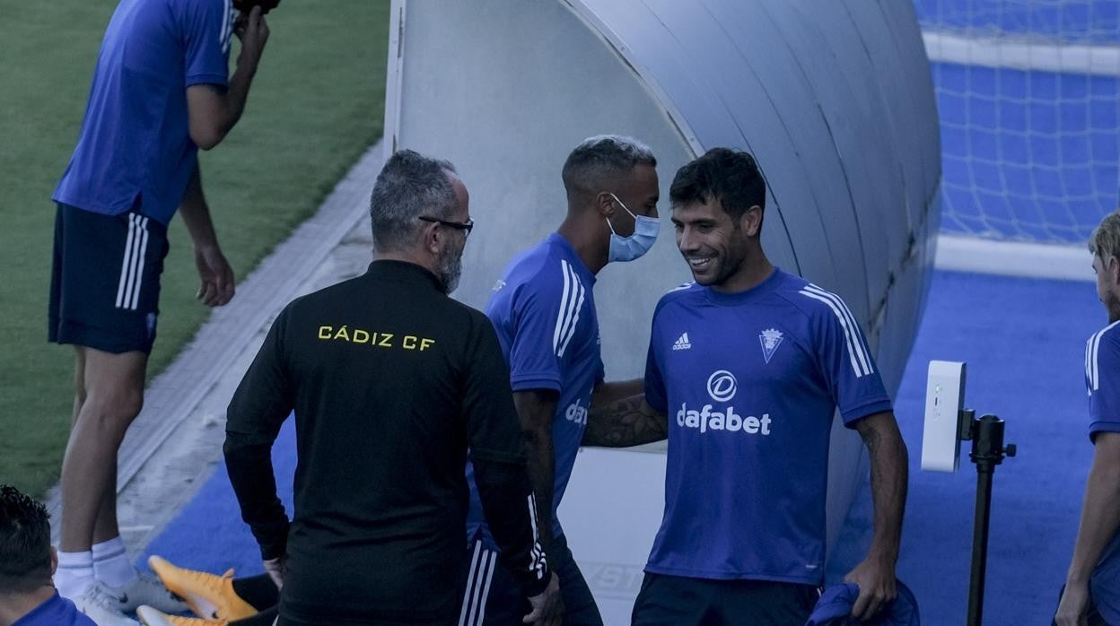 Augusto Fernández conversa con Álvaro Cervera en un entrenamiento.