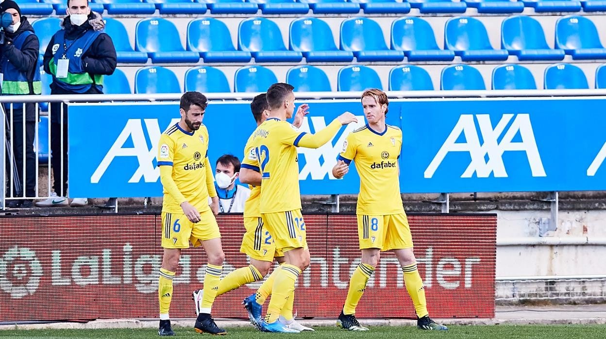 Álex es felicitado por sus compañeros tras marcar el empate.