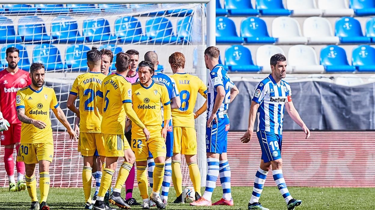 Los jugadores del Cádiz y del Alavés antes de que Álex tirara la pena máxima.