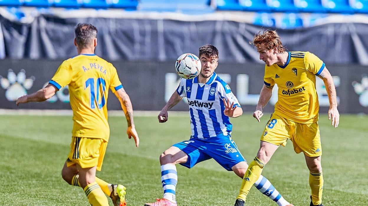 Álex Fernández cabecea un balón en presencia de Perea.