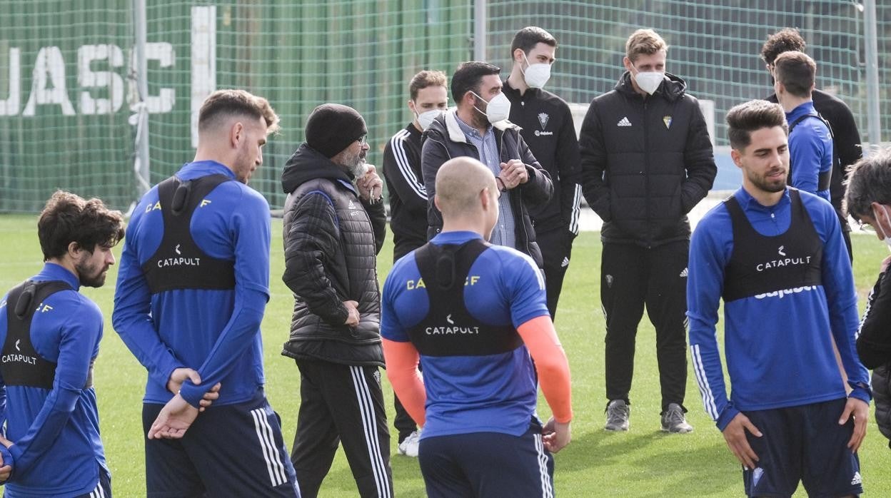 cervera, antes de un entrenamiento, con sus jugadores.