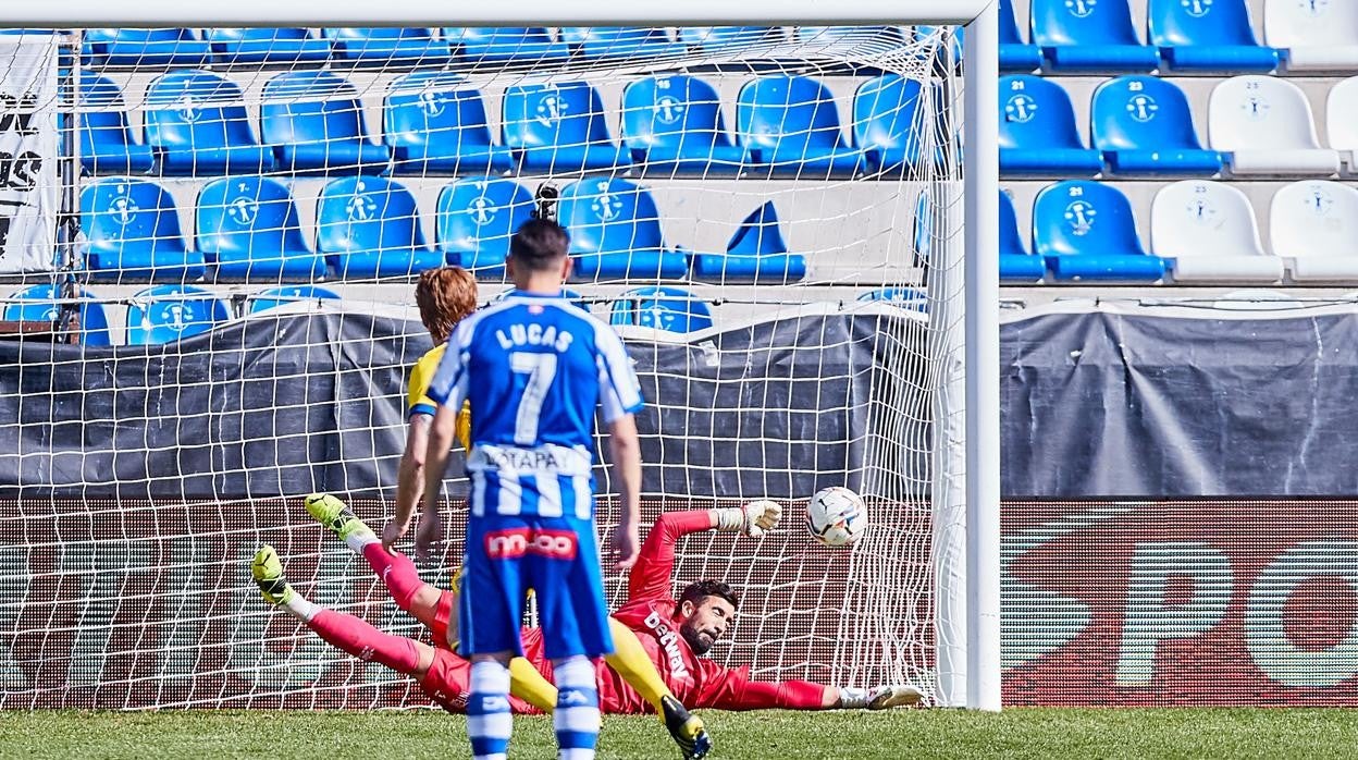 Álex Fernández bate a Pacheco, guardameta del Alavés.