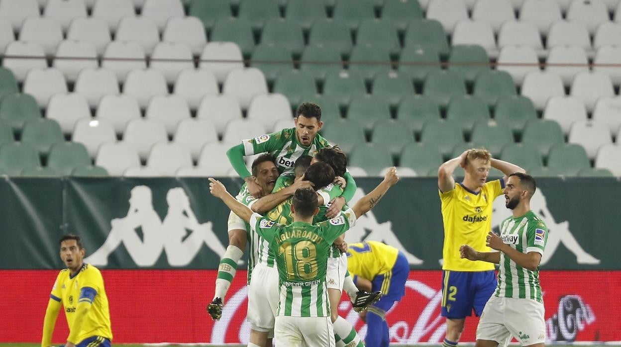 Los partidos de noche no seducen al Cádiz, como en el Villamarín, donde perdió.