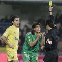 medina vio amarilla por su gol legal.