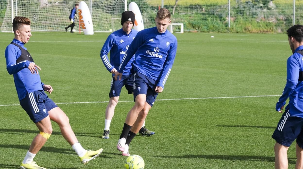 Jugadores del Cádiz participando en un entrenamiento.