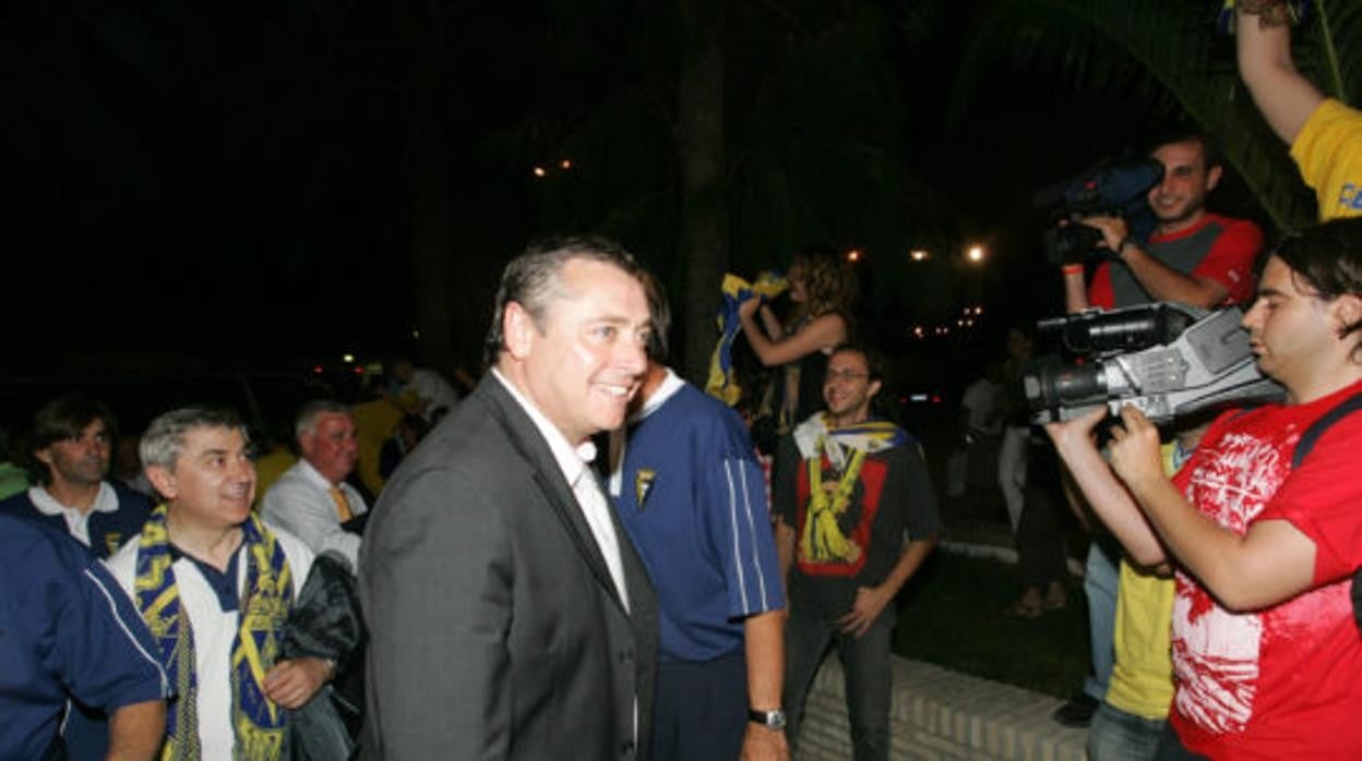 Michael Robinson con los aficionados del Cádiz en el ascenso a Segunda.